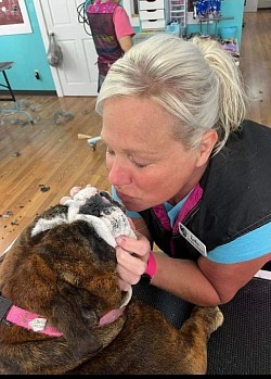 Leslie getting smushy face kisses from Ruby!